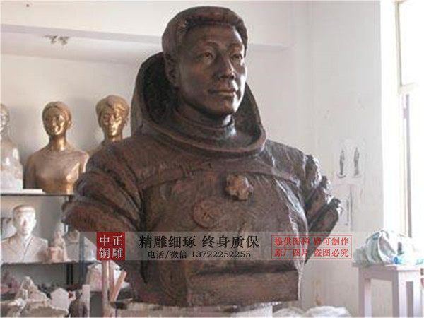 楊利偉銅雕像