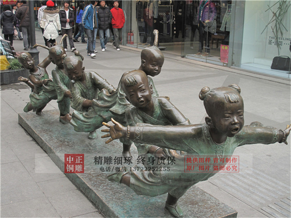 小孩拉手銅雕