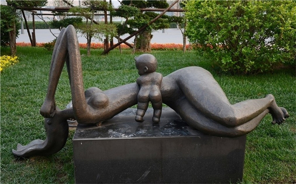 公園母愛雕塑