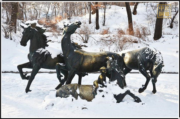雪中銅馬雕塑.jpg