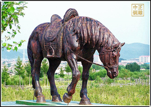 草原銅馬雕塑.jpg