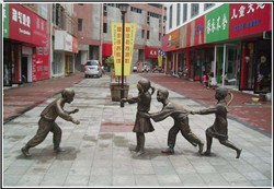 小孩玩耍商業街街雕塑