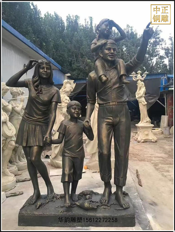 商業街一家四口雕塑.jpg