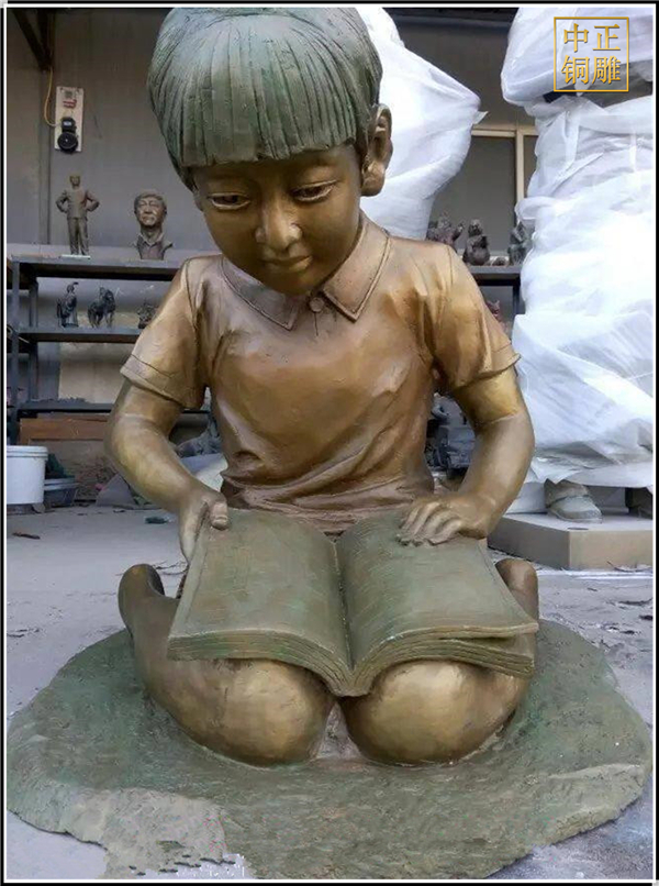 小女孩看書校園雕塑
