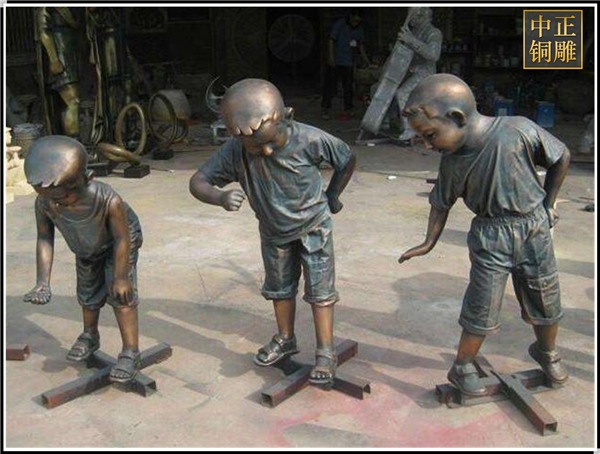 三個小孩公園雕塑