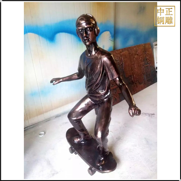 少年滑輪銅雕塑