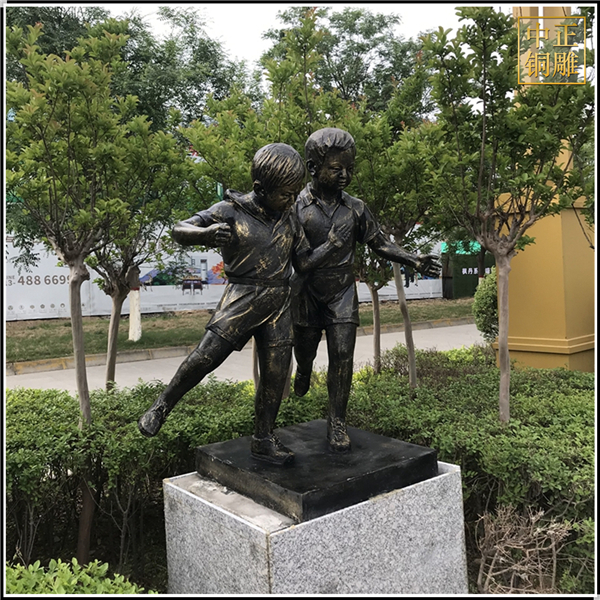 兩個小孩景觀雕塑.jpg