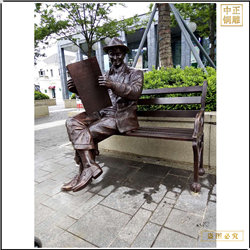 步行街頭看報人物雕塑