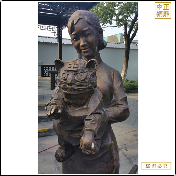 1婦女抱孩子人物雕塑鑄造.jpg