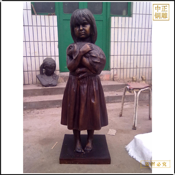 小女孩手抱寵物銅雕塑