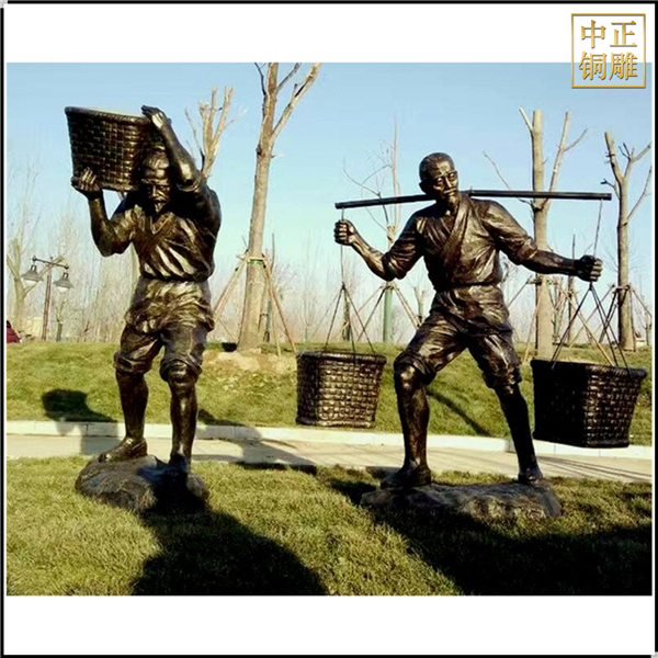 挑扁擔(dān)人物雕塑擺件.jpg