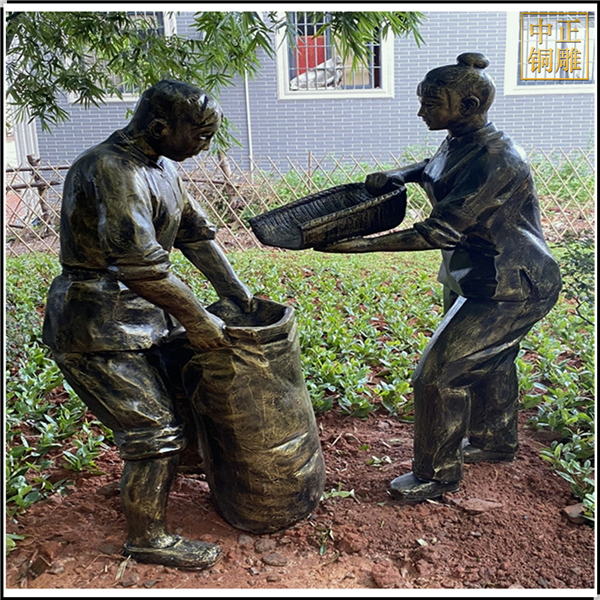 農(nóng)村干活人物銅雕塑