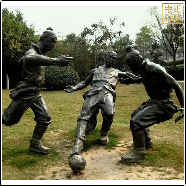 古代人物踢球銅雕塑