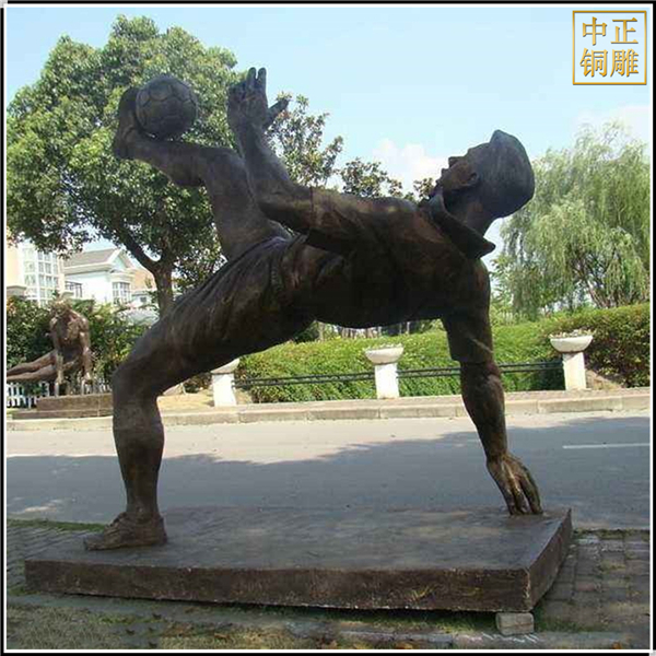 踢足球人物銅雕塑