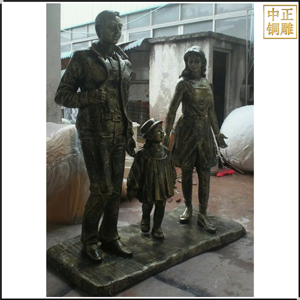 一家三口逛街人物銅雕塑.jpg