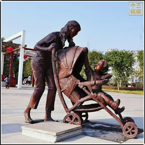 廣場母親推車銅雕塑.jpg