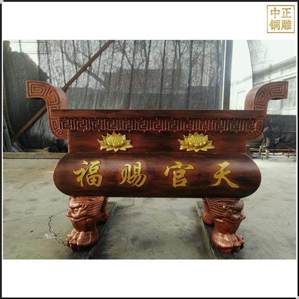 寺廟門前方形香爐雕塑.jpg