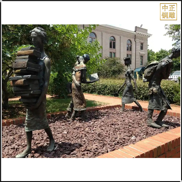 戶外青銅學生抽象雕塑.jpg