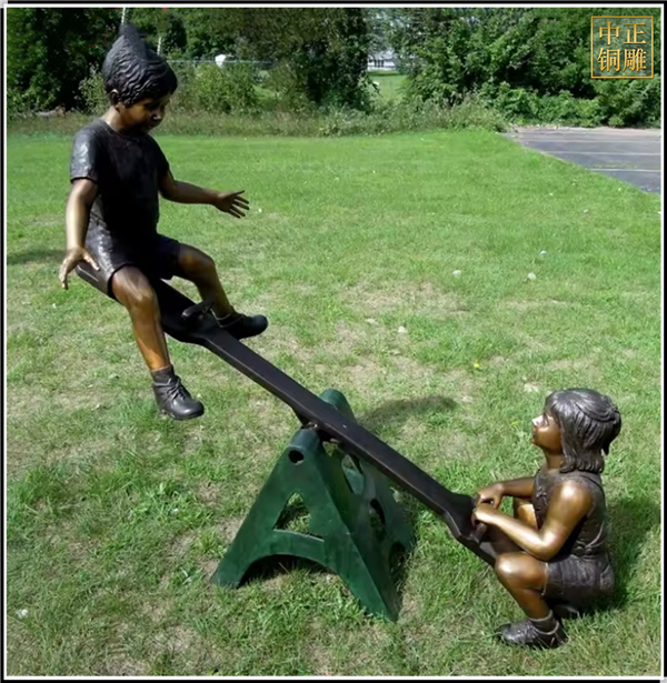 兩個小孩玩蹺蹺板銅雕塑